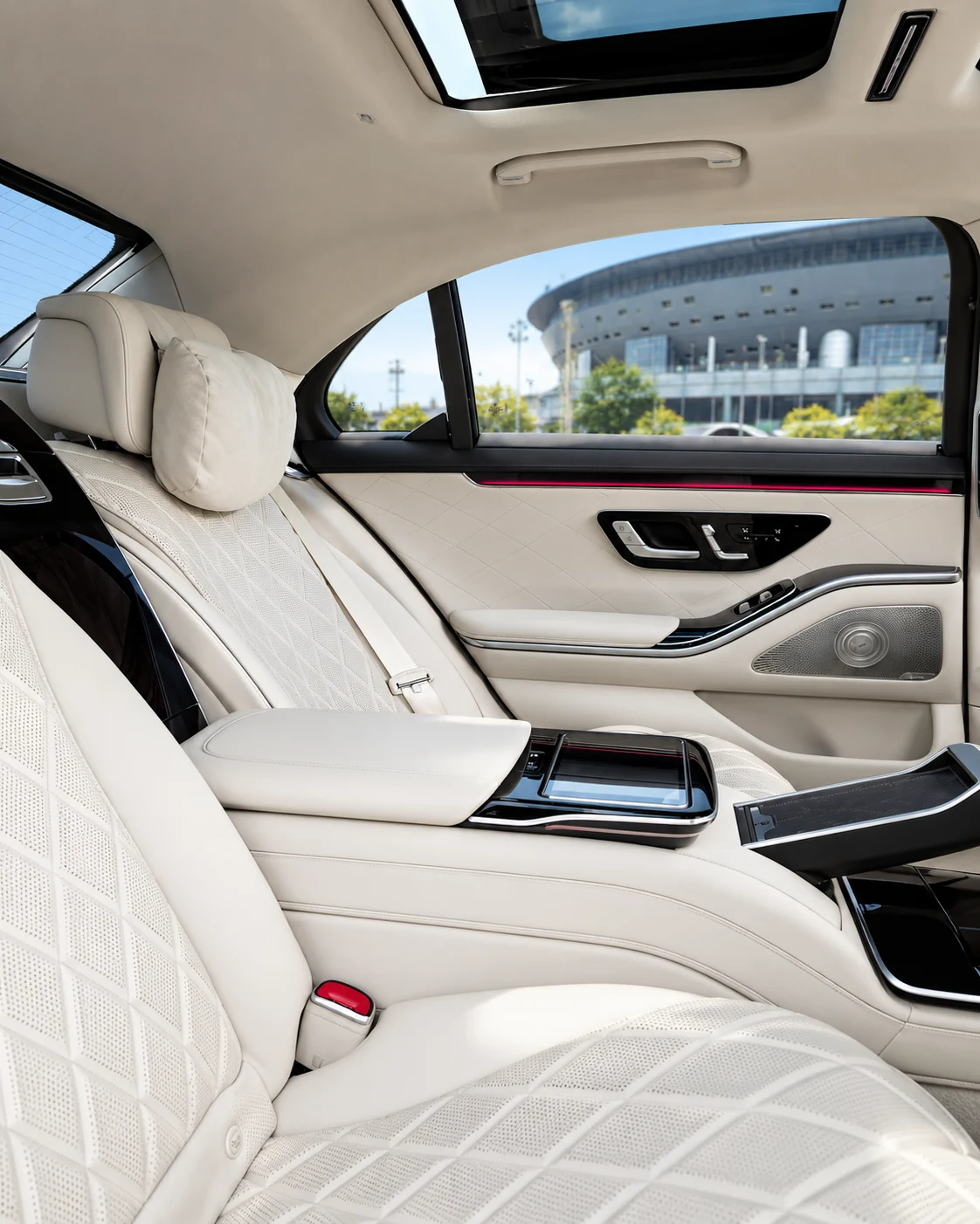 Mercedes-Benz S-Class — белый кожаный салон с панорамной крышей